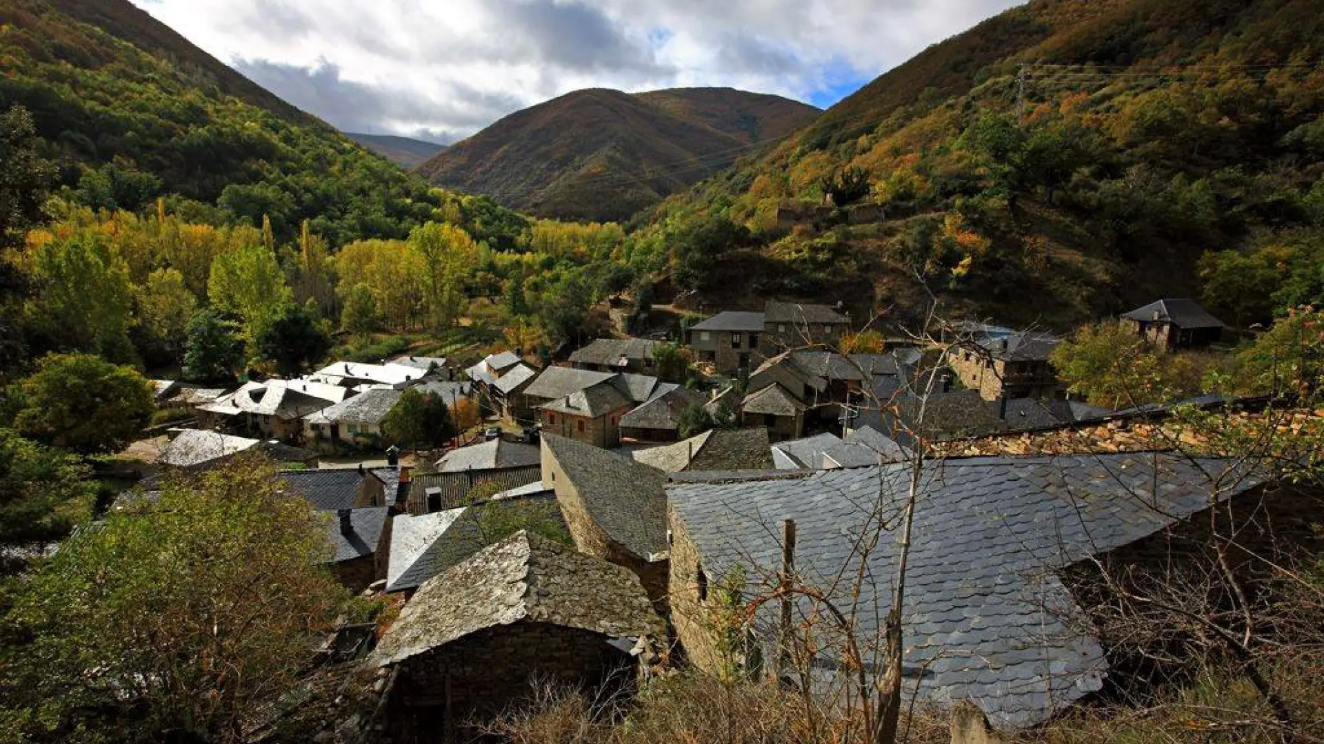 Tejados de pizarra en un pueblo del Bierzo