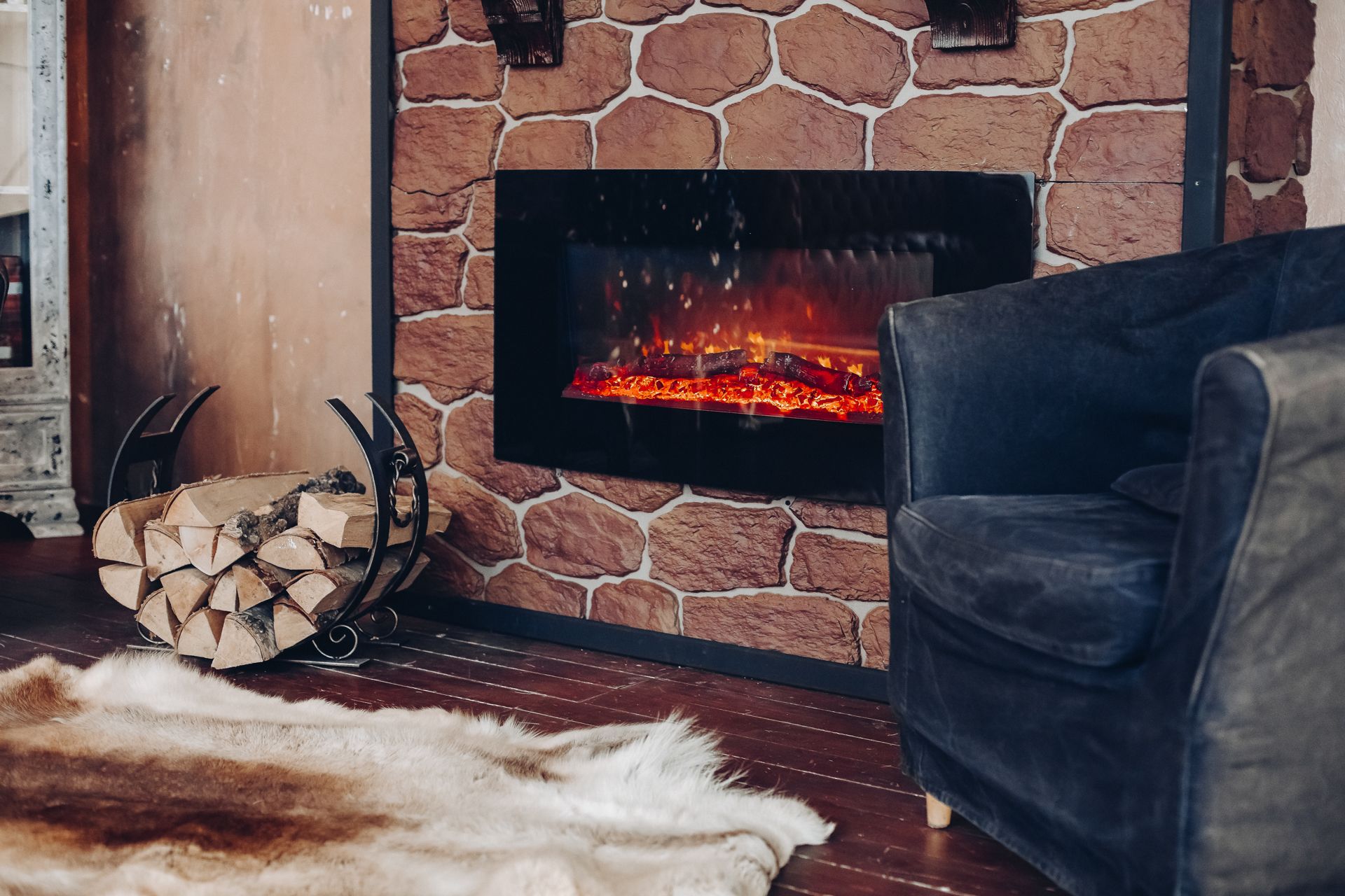 Chimenea encendida en un salón