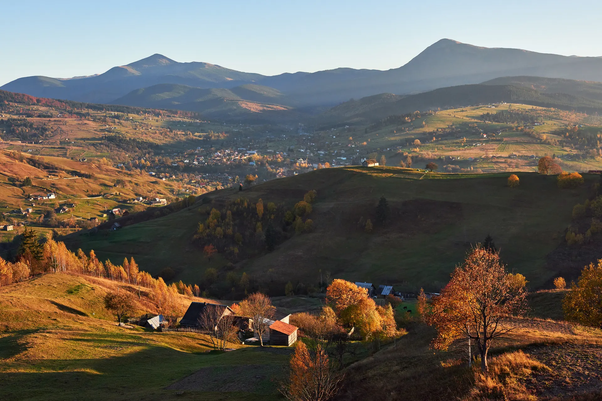 Valle en otoño con niebla