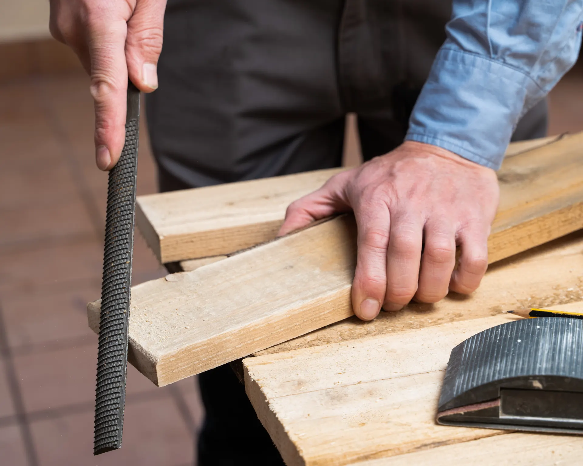 Carpintero trabajando la madera