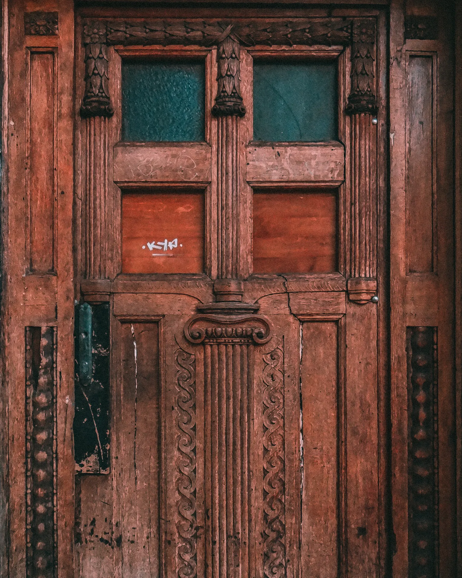 Puerta antigua de madera de una casa de pueblo