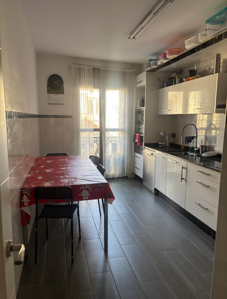 Cocina con comedor y salida al balcón