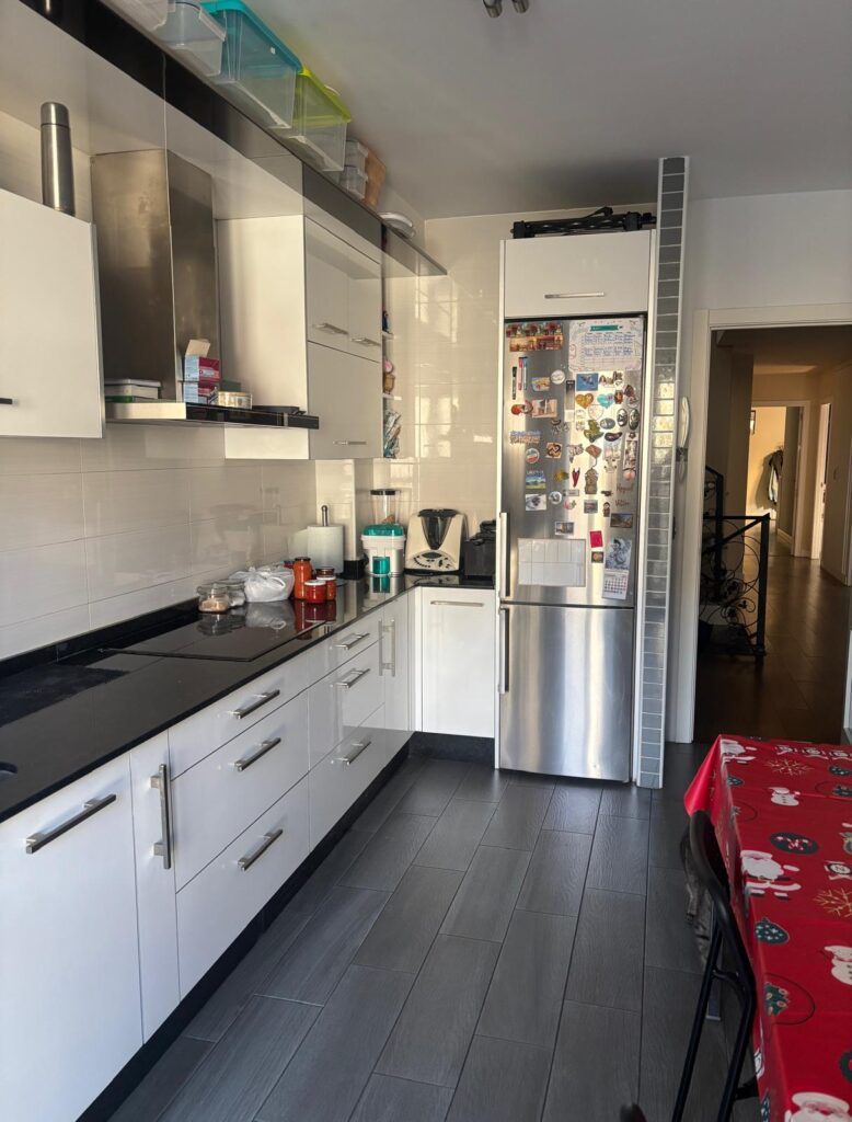 Cocina moderna amueblada con electrodomésticos de alta gama
