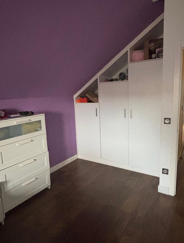 Dormitorio abuhardillado con armarios