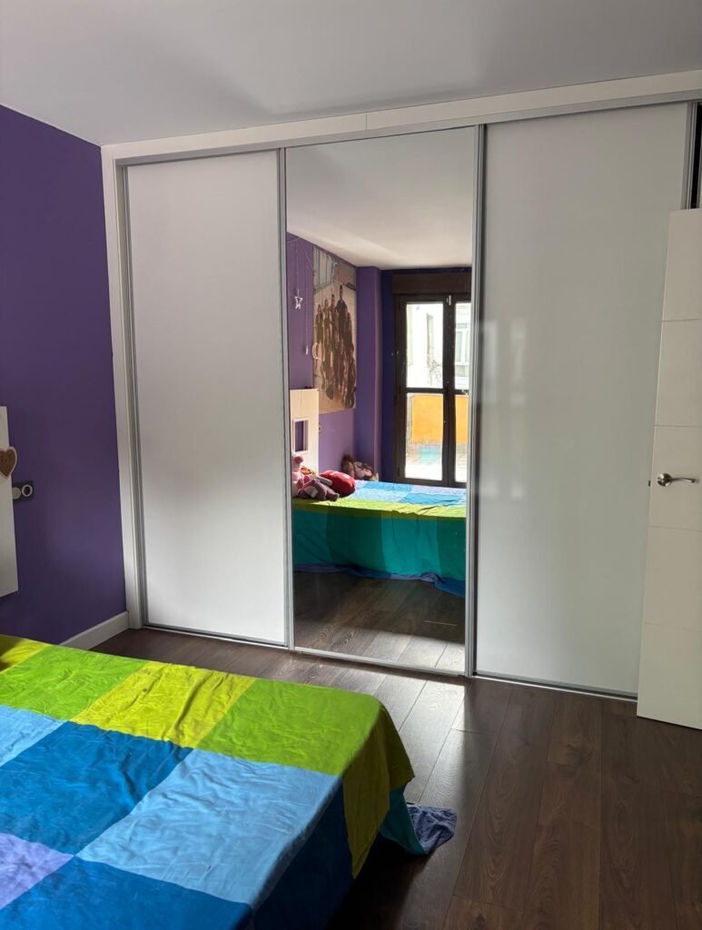 Dormitorio con armario empotrado
