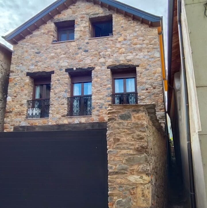 Fachada de piedra y patio cerrado