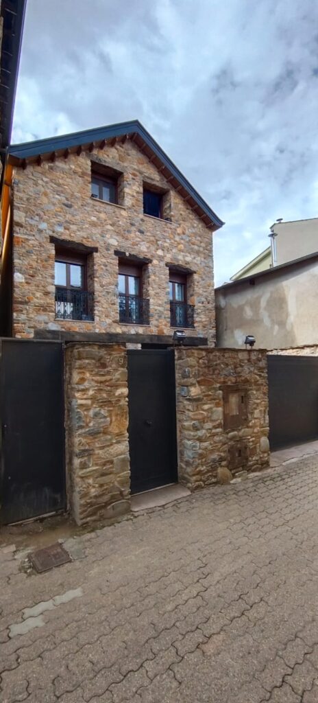 La casa desde la calle empedrada del Camino de Santiago
