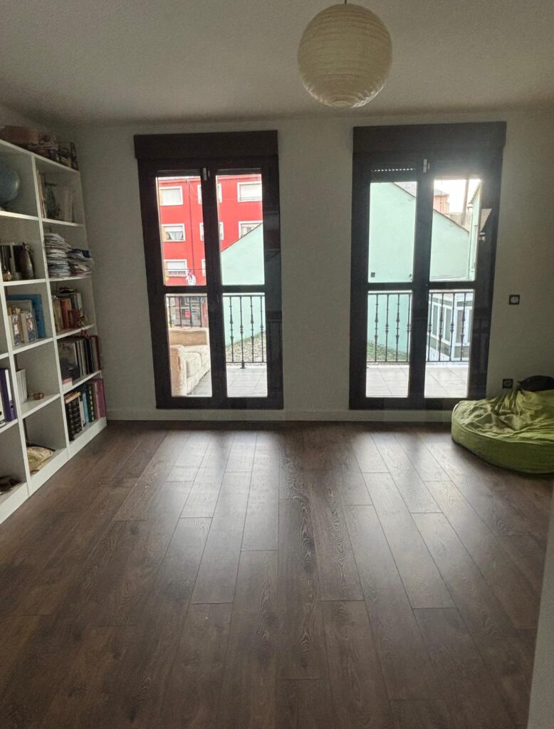 Salón con balcones